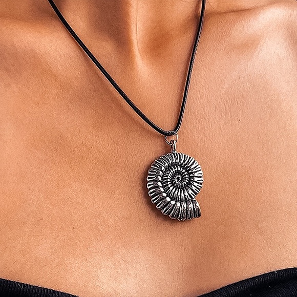 🔵𝟲𝟱%𝗢𝗙𝗙 𝗯𝘂𝗻𝗱𝗹𝗲𝘀 𝟯+🔵 NEW Large Seashell Pendant Cord Necklace - Picture 1 of 13